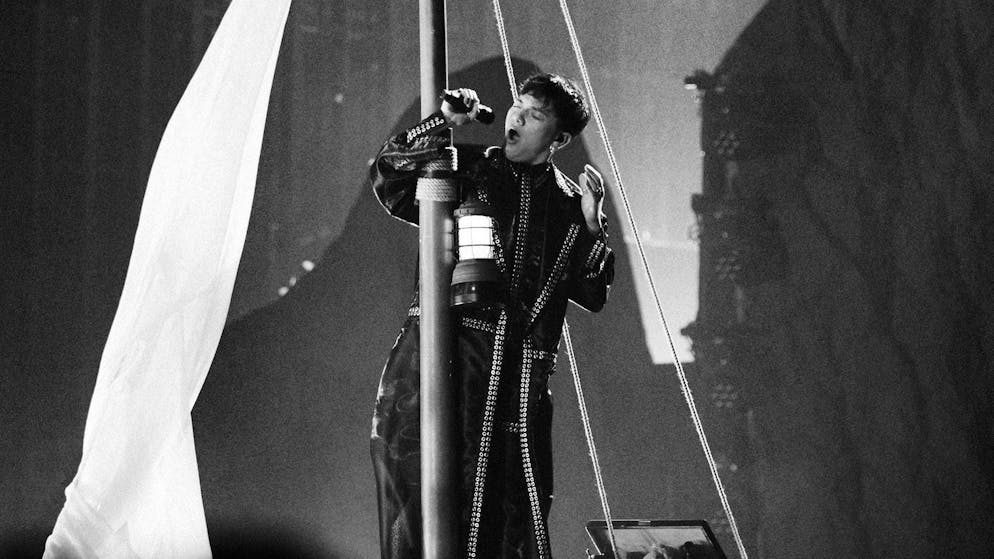 ESC 2025: Outfits in the second semi-final. Matching his black outfit with metal inserts, Austria's ESC favorite JJ sang of sorrow. There was still reason to be happy after all thanks to the final.