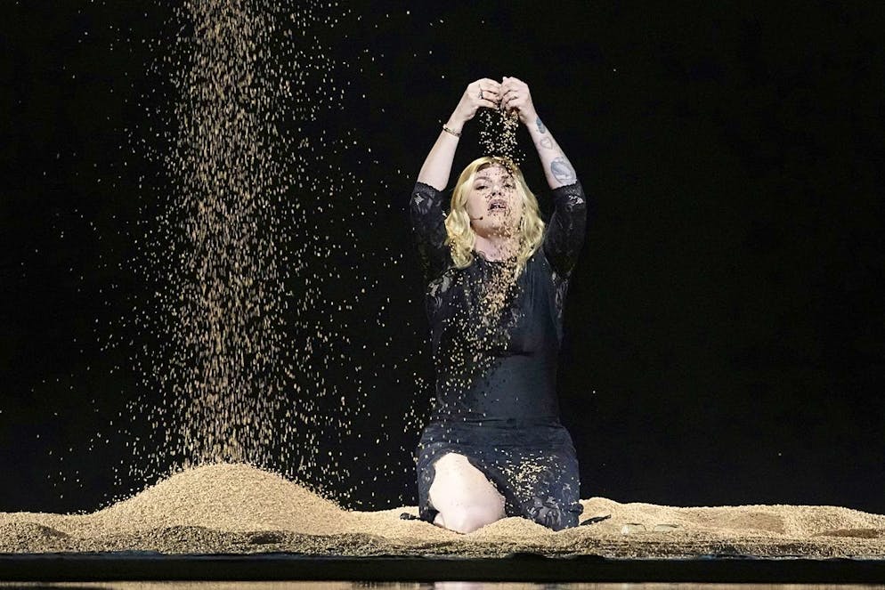 Louane sotto una pioggia di 250 chili di sughero.