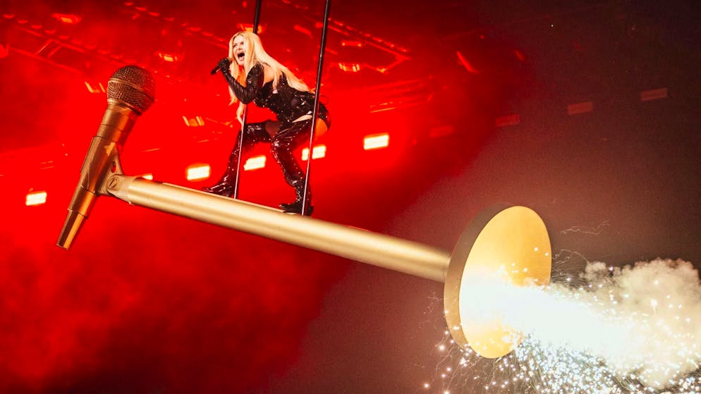 ESC 2025: Outfits in the second semi-final. Vinyl, leather and an XXL microphone - in addition to her vocal performance - ensured that Finnish singer Erika Vikman made it through to the final.