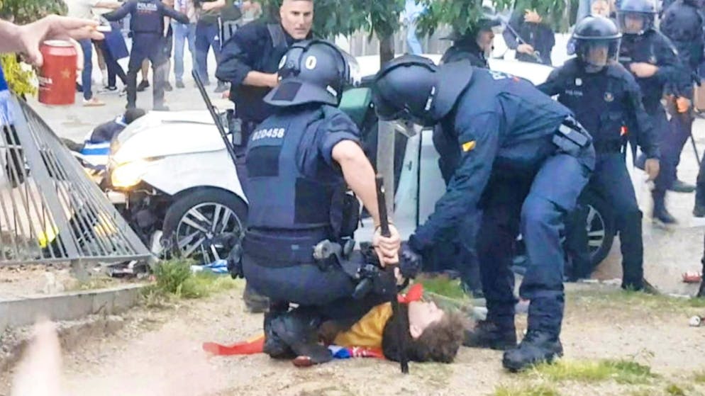 Diverse persone sono rimaste ferite in un incidente prima del derby di Barcellona.