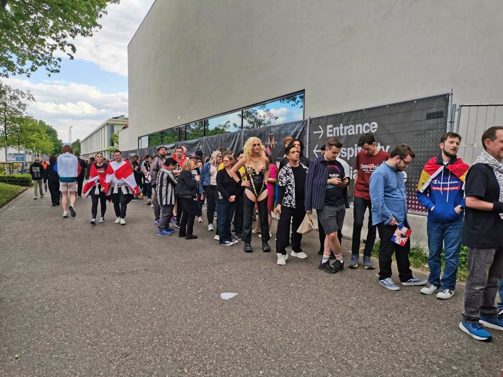 La finale dell'ESC a Basilea. La fila per la finale dell'ESC.