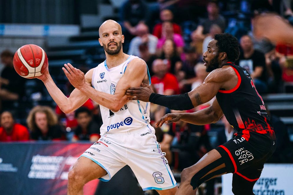 Jonathan Kazadi, sinistra, Boris Mbala, destra, durante la partita.