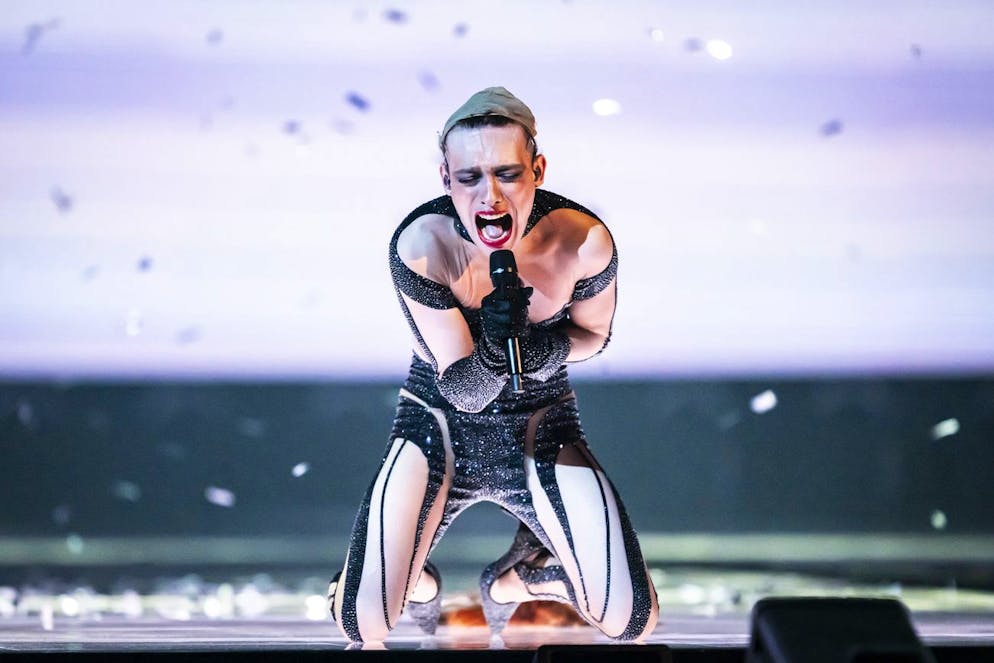 La finale dell'ESC a Basilea. Il vincitore svizzero dell'ESC 2024, Nemo, si esibisce durante le prove generali e l'anteprima della finale del 69° Eurovision Song Contest a Basilea, in Svizzera, venerdì 16 maggio 2025.