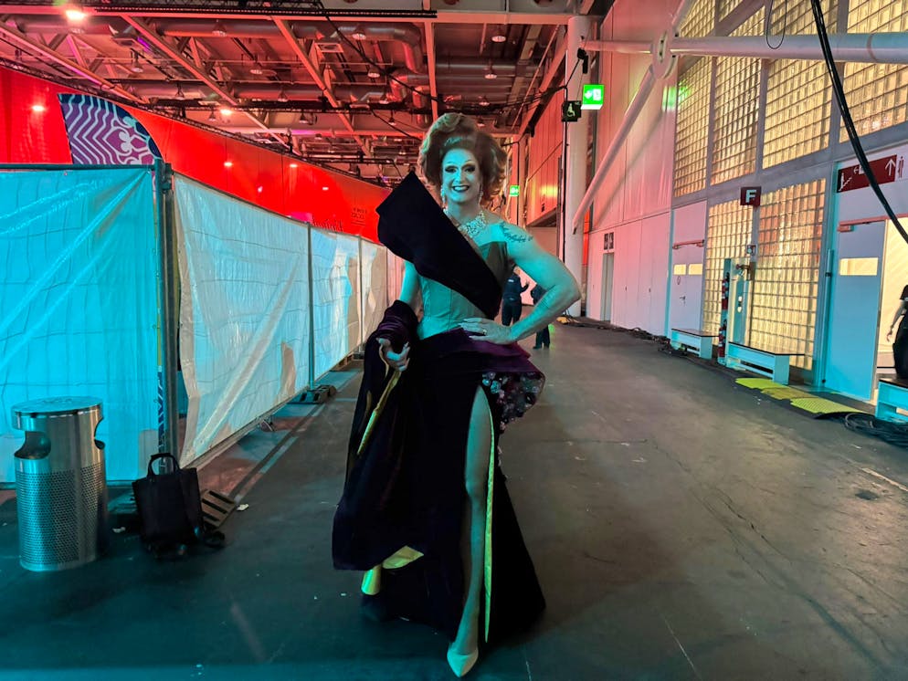 La finale dell'ESC a Basilea. Una dragqueen si mette in posa per blue News.