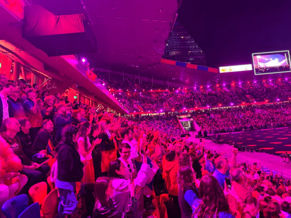 La finale dell'ESC a Basilea. Lo stadio del Basilea è tutto esaurito.