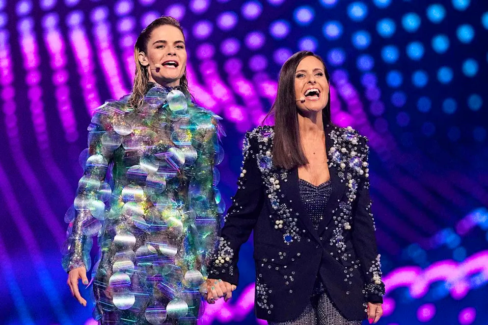 Le conduttrici Hazel Brugger e Sandra Studer durante le prove della seconda semifinale dell'ESC.
