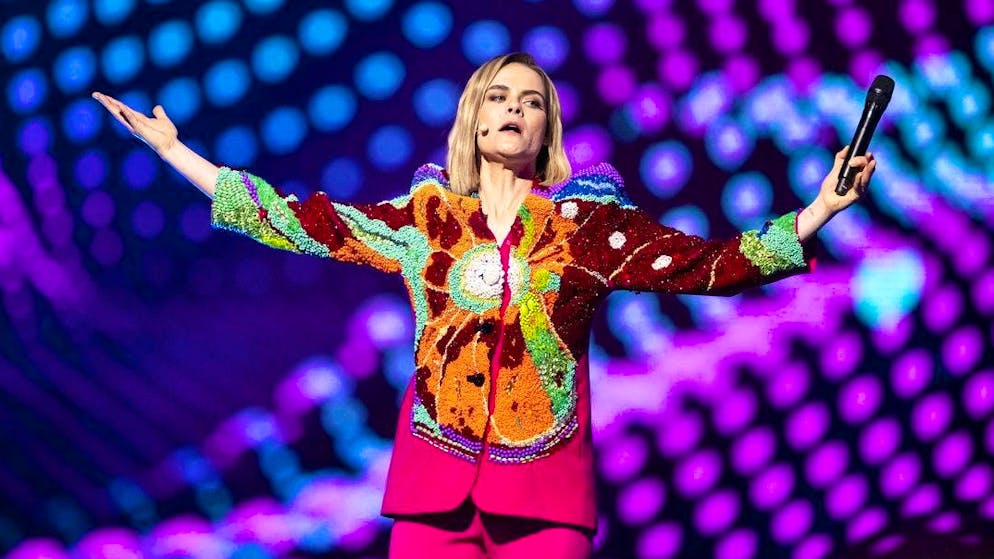 An "anti-host": BBC commentator Graham Norton on ESC presenter Hazel Brugger.
