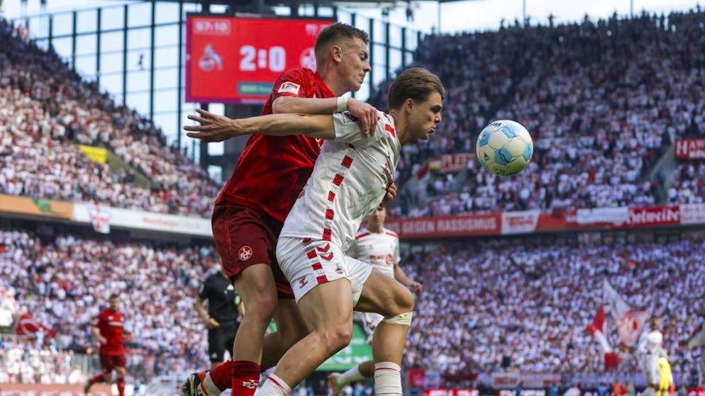 Joël Schmied (rechts) und der 1. FC Köln steigen dank des klaren 4:0-Heimsieges gegen Kaiserslautern in die 1. Bundesliga auf.