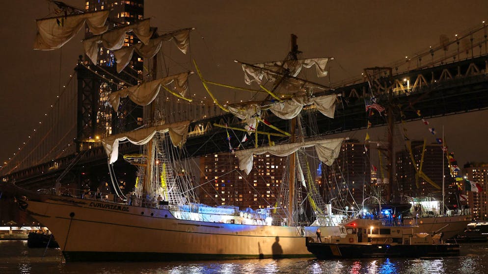 Dramatic scenes in New York. Sailing ship crashes into Brooklyn Bridge - two dead