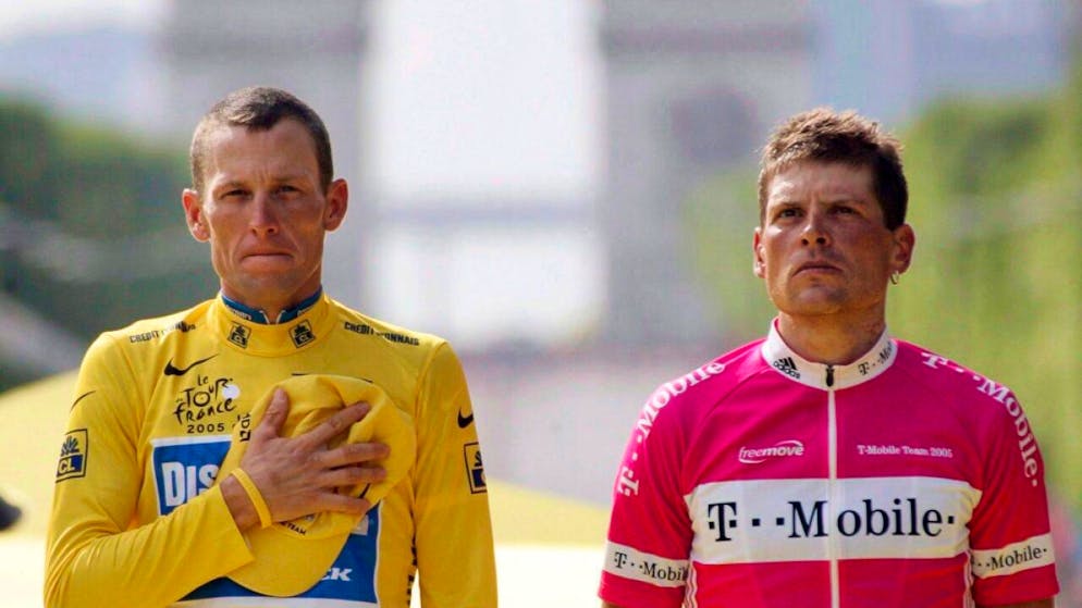 Sieger Lance Armstrong (links) und der drittklassierte Deutsche Jan Ullrich stehen im Juli 2005 gemeinsam auf dem Podest der Tour de France