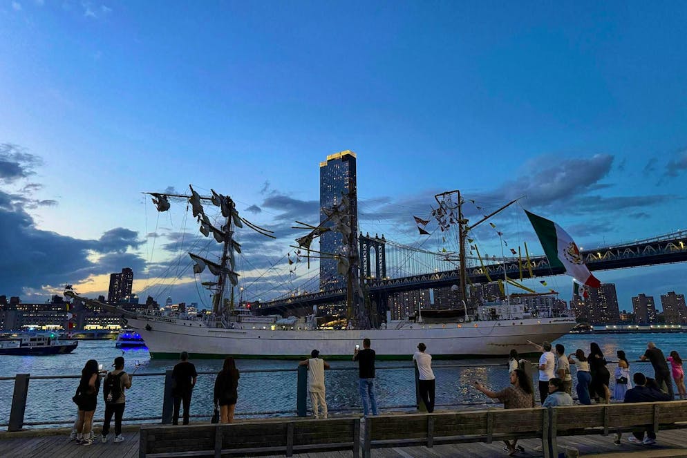 Sailing ship crashes into Brooklyn Bridge - Two dead - Gallery. Dramatic scenes unfolded on the ship.