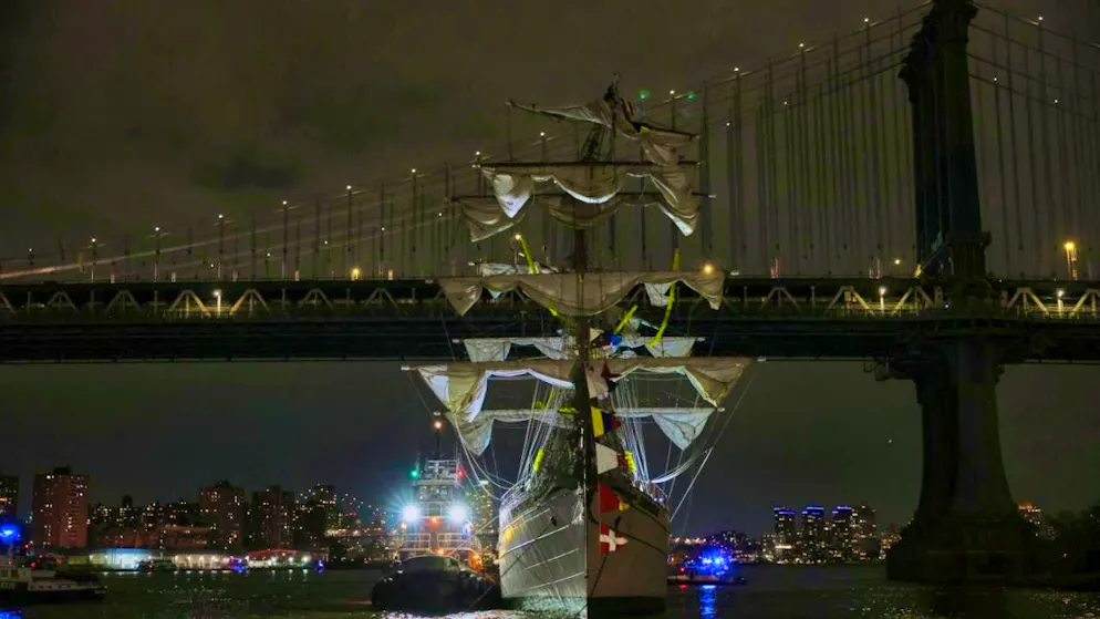 A tugboat helps to stabilize the "Cuauhtémoc". Photo: Yuki Iwamura/AP/dpa