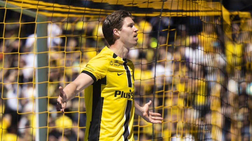 Cedric Itten lässt sich von den YB-Fans bejubeln