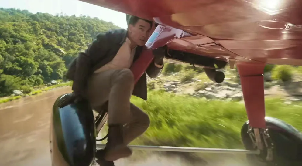In «Mission Impossible 8», Tom Cruise si avventura ancora una volta ad altezze temerarie e compie le solite conosciute acrobazie.