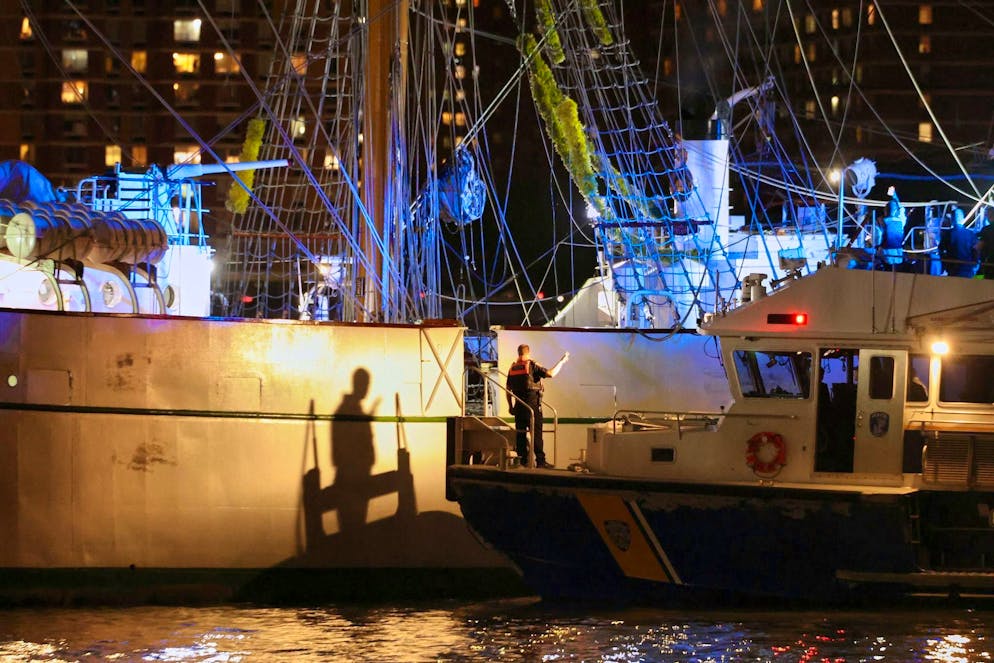 Sailing ship crashes into Brooklyn Bridge - Two dead - Gallery. A rescue operation was underway. 
