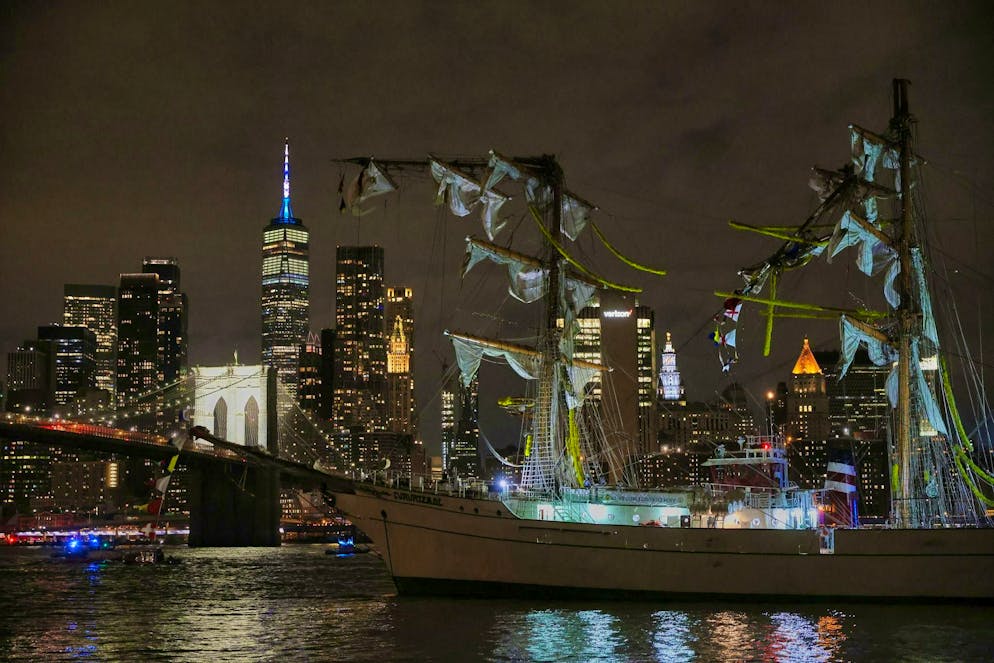 Sailing ship crashes into Brooklyn Bridge - Two dead - Gallery. The Mexican navy training ship had crashed in the evening.