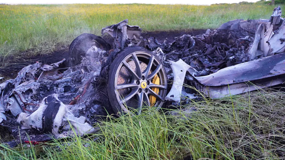 Sportwagenfahrer verliert Kontrolle – Auto brennt aus - Gallery. Der Sportwagen brennt neben der Autobahn aus. Es handelt sich dabei um einen Ferrari.