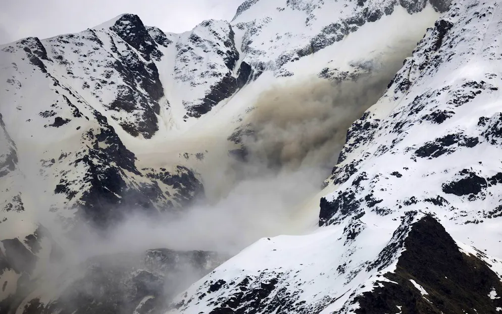 Staub von einem Felssturz steigt auf, an einer Flanke des Bietschhorn im Lötschental, am Montag, 19. Mai 2025. Das Dorf Blatten VS im Lötschental musste wegen der Gefahr eines Felssturzes komplett evakuiert werden. Betroffen sind rund 300 Personen.
