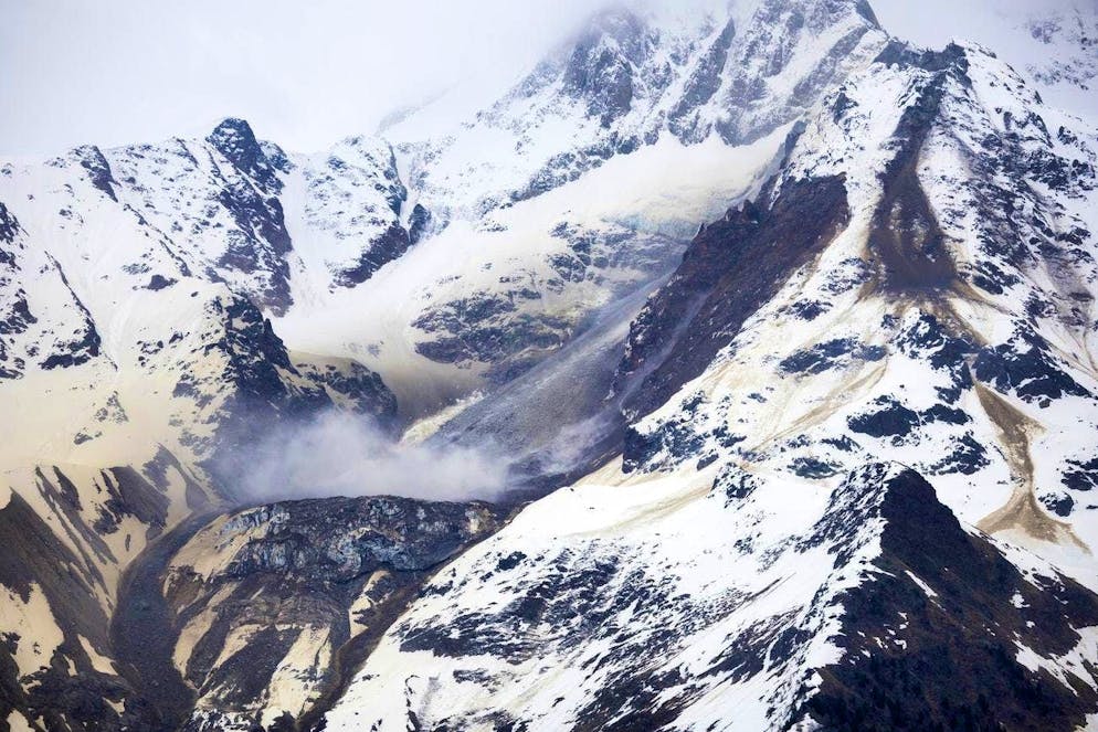 The break-off point of a rockfall on the Nesthorn (front right) next to the Birch Glacier.