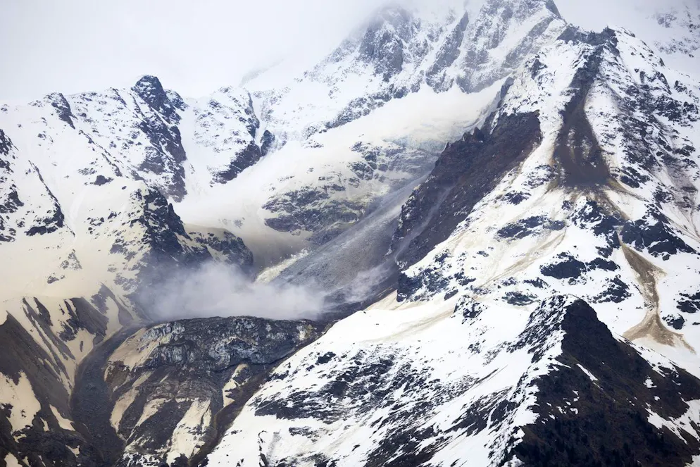 Die Abbruchstelle eines Felssturzes beim Nesthorn (vorne rechts) neben dem Birchgletscher.