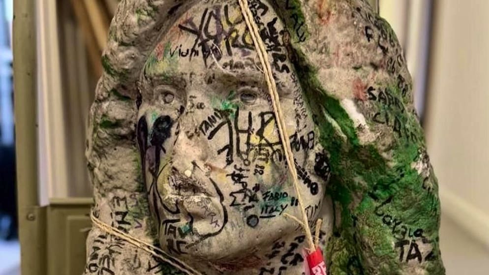 Trafugato nel 1988. Ritrovato dopo 37 anni il busto di Jim Morrison rubato dalla sua tomba