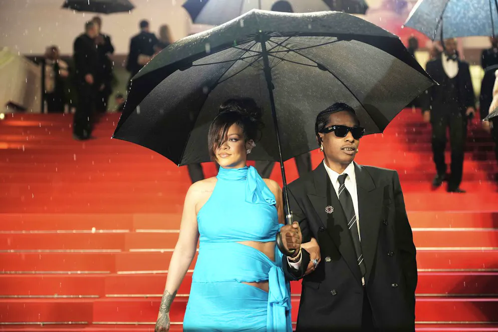 Rihanna – le défilé de tenues de grossesse a commencé!. Ce 19 mai à Cannes, Rihanna a opté pour une tenue féminine d’un bleu lumineux, dans un esprit Y2K glam. 