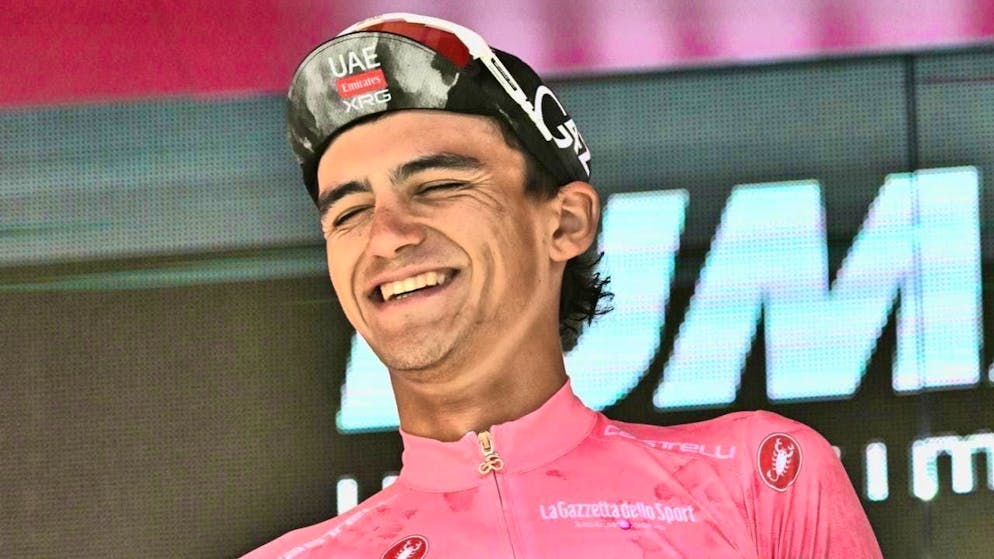 Isaac del Toro shines in the maglia rosa