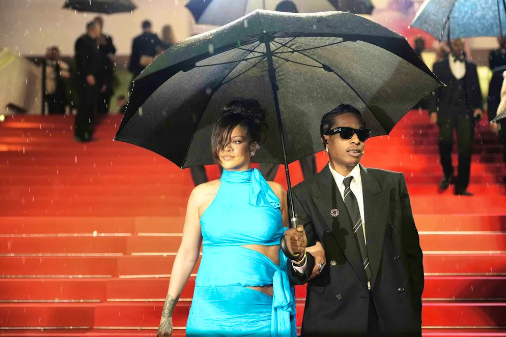 Rihanna - la sfilata di moda in gravidanza è iniziata!. Il 19 maggio a Cannes, Rihanna ha optato per un abito blu luminoso e femminile nello spirito del glamour dell'anno 2000.