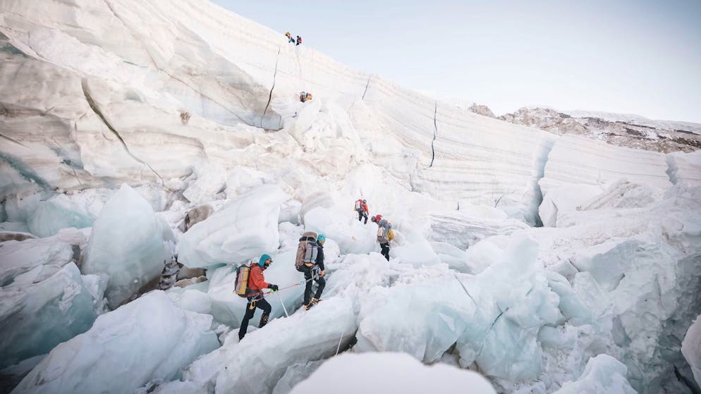 Verso un nuovo record?. In un solo giorno ben 135 persone scalano il Monte Everest