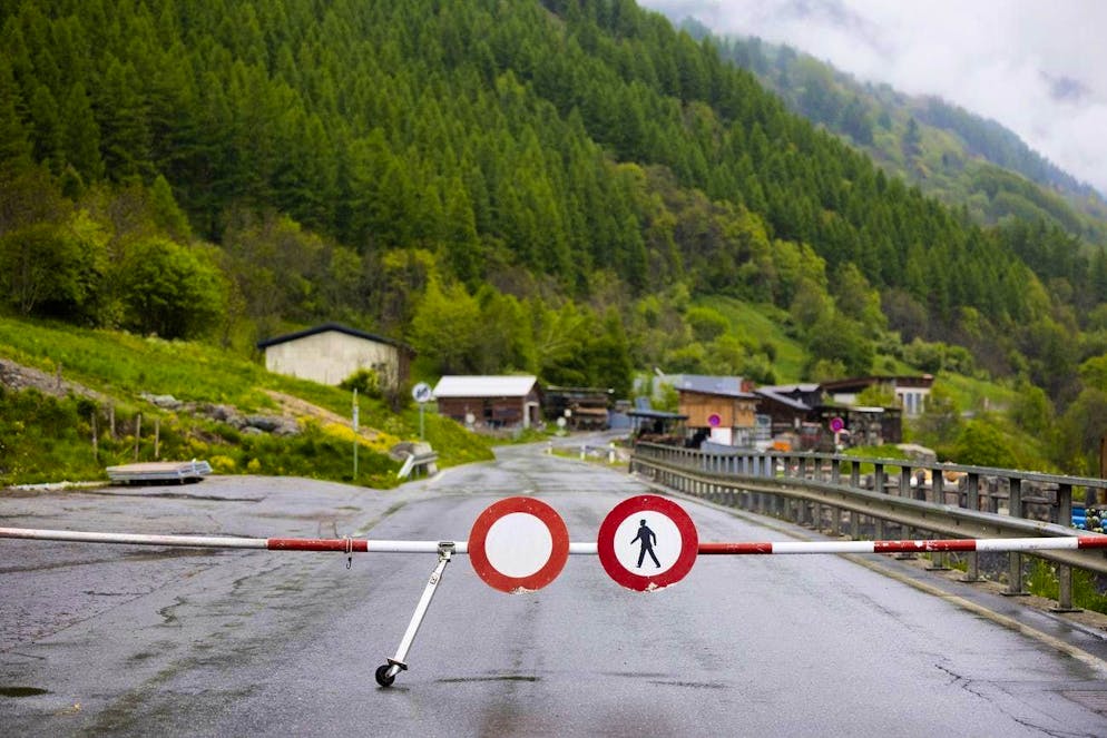In the Valais village of Wiler, the road towards Blatten is closed.