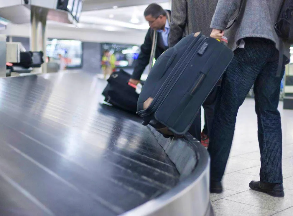 Le valigie nere sono particolarmente apprezzate dai viaggiatori.