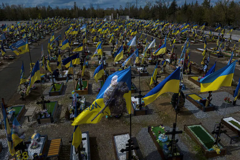 Des drapeaux nationaux flottent sur les tombes de soldats ukrainiens tués depuis le début de l'invasion russe, au cimetière militaire de Kryvyi Rih, en Ukraine.