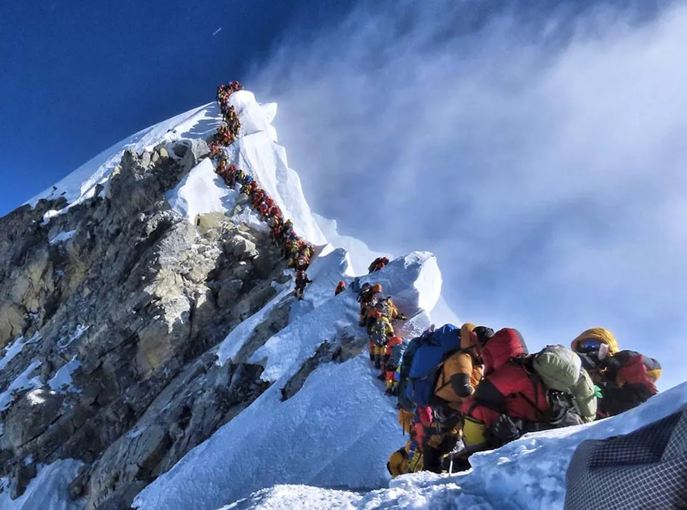 Wer den Mount Everest besteigt, ist schon lange nicht mehr allein unterwegs – hier ein Stau auf dem Gipfel im Mai 2019.