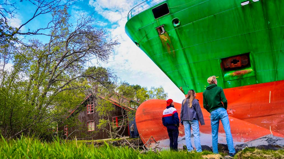 That was a close call: a container ship ran aground in a Norwegian fjord and only came to a halt just before a house on the water.
