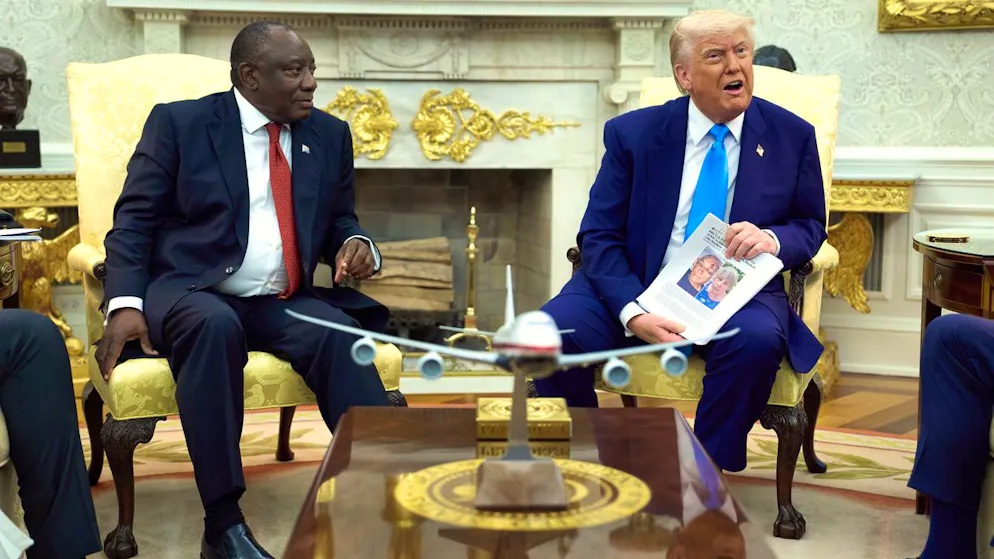 Der südafrikanische Präsident Cyril Ramaphosa (links) muss bei seinem Besuch am Mittwoch im Weissen Haus fehlerhafte und rassistische Belehrungen von US-Präsident Donald Trump über sein eigenes Land über sich ergehen lassen.