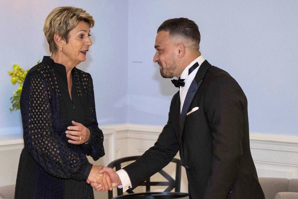 La Presidente della Confederazione Karin Keller Sutter, a sinistra, accoglie il calciatore svizzero Xherdan Shaqiri prima della cena di gala durante una visita ufficiale a Berna.