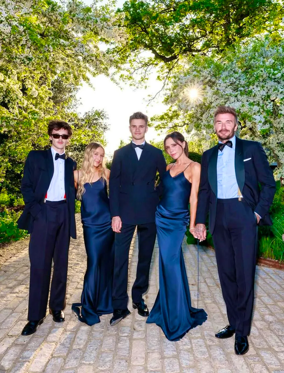La famille Beckham le jour du 50e anniversaire de David. Le fils Brooklyn est absent.