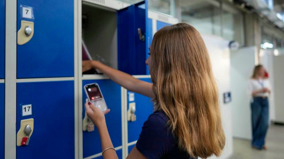 Konzentrationskiller?. Bildungsdirektor: «Schüler sollen Handy deponieren, sobald sie Schule betreten»