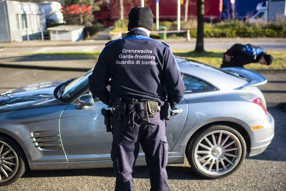 Ein Zoll-Mitarbeiter hat einen Mann erschossen. 