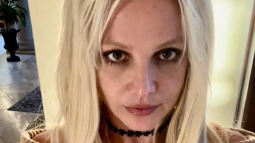 Ecco la sua risposta. Fuma e beve (troppo) a bordo di un aereo: Britney Spears fermata dalle autorità