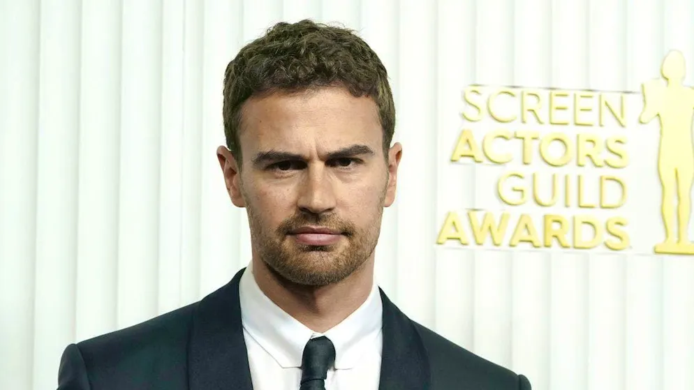 British actor Theo James is known from the "Divergent" series and the HBO series "The White Lotus".
