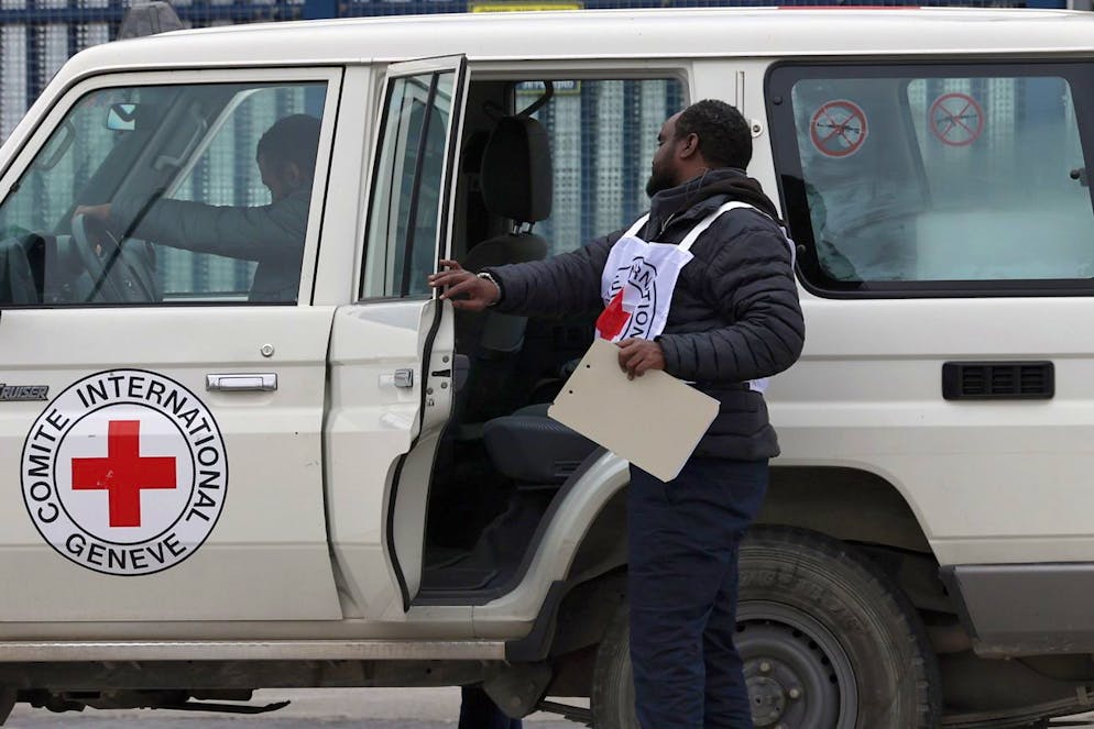 Des membres du Comité international de la Croix-Rouge (CICR) arrivent à la prison militaire d'Ofer, en Cisjordanie, pour accueillir des prisonniers palestiniens dans le cadre d'un accord de cessez-le-feu entre Israël et le Hamas, au nord de Jérusalem, le 22 février 2025. 