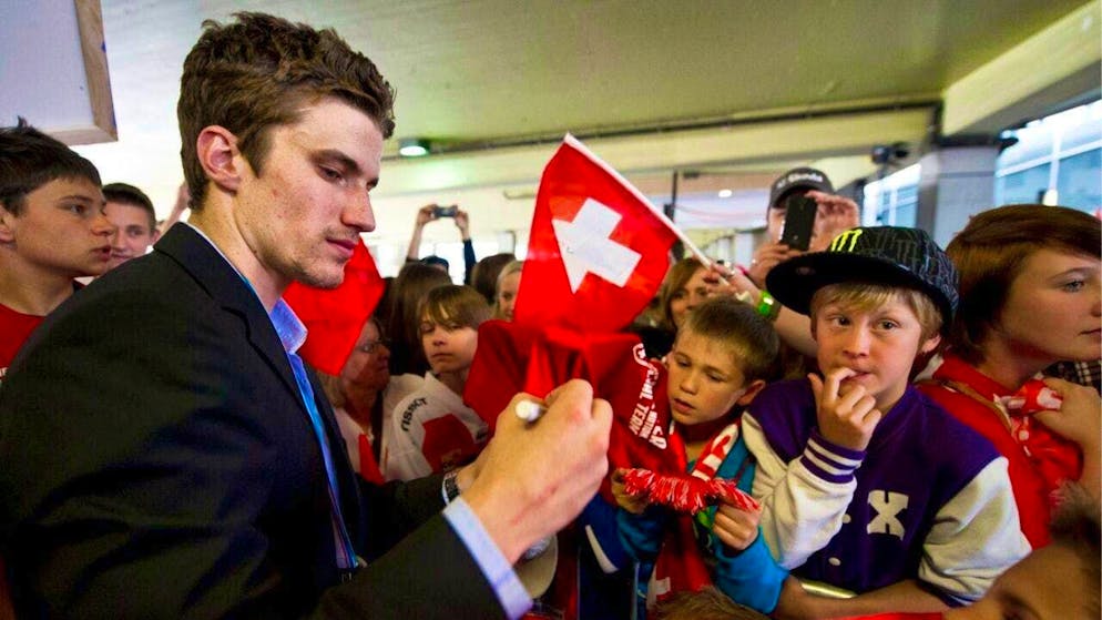 2013 saw the first medal of the modern era: Roman Josi, MVP of the 2013 World Championship tournament, signs autographs on arrival in Zurich.