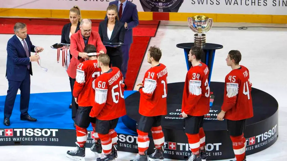 Three bittersweet finale experiences - and this time? - Gallery. Another silver medal in 2018: Kevin Fiala (number 21), Dean Kukan (34) and Michael Fora (45) are back against the USA on Sunday, Tristan Scherwey (60) and Chris Baltensberger (14) are absent