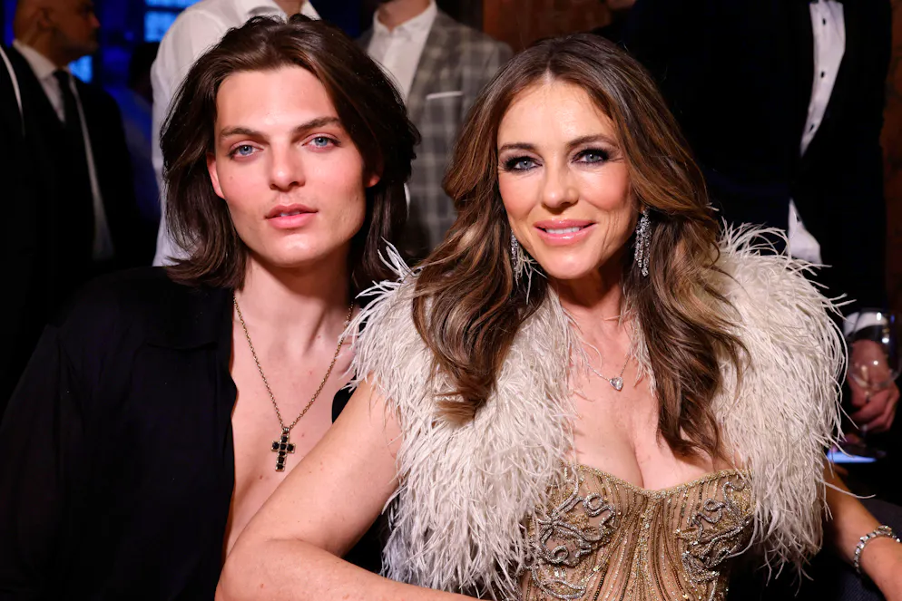 A 60 ans Liz Hurley ne change... rien!. Le 8 mai 2025, Liz Hurley et son fils Damian Hurley ont assisté à la première Charity-Night de la fondation Umbrella au The Wellem à Düsseldorf. Invitée d'honneur l'actrice qui fêtera ses 60 ans le 10 juin arborait une robe bustier dorée sous un boléro à plumes.