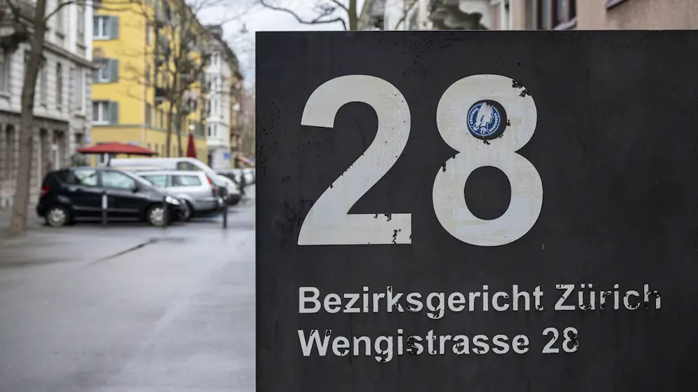 Am Bezirksgericht in Zürich verweigert die Angeklagte mehrheitlich die Aussage. 