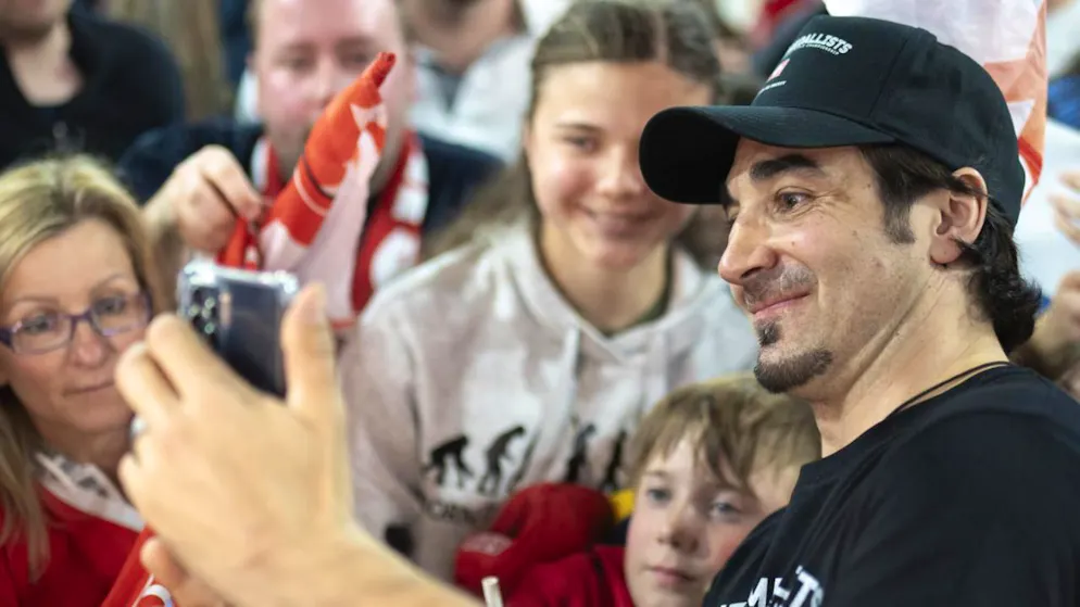 Andres Ambühl musste beim Empfang in Kloten Tränen wegdrücken - konnte später aber auch wieder lächeln