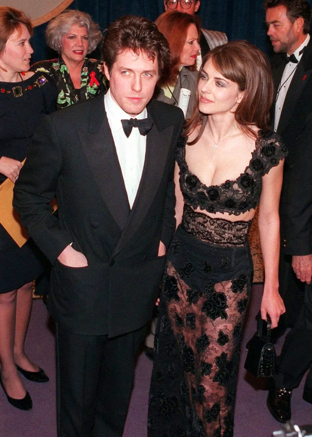 A 60 ans Liz Hurley ne change... rien!. A Los Angeles, Liz Hurley arborait une «naked dress» en dentelle noire, un look que l'on pourrait tout à fait reproduire en 2025 alors que la robe transparente fait à nouveau fureur.