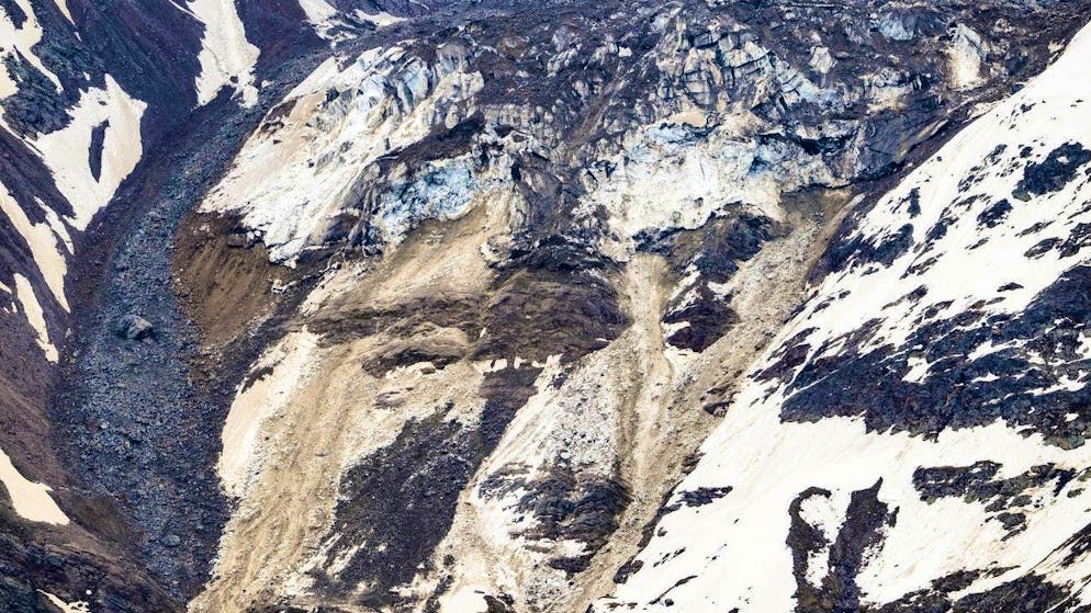 On Sunday (May 25, 2025), stones from a rockslide fell from the Kleine Nesthorn onto the Birch Glacier.