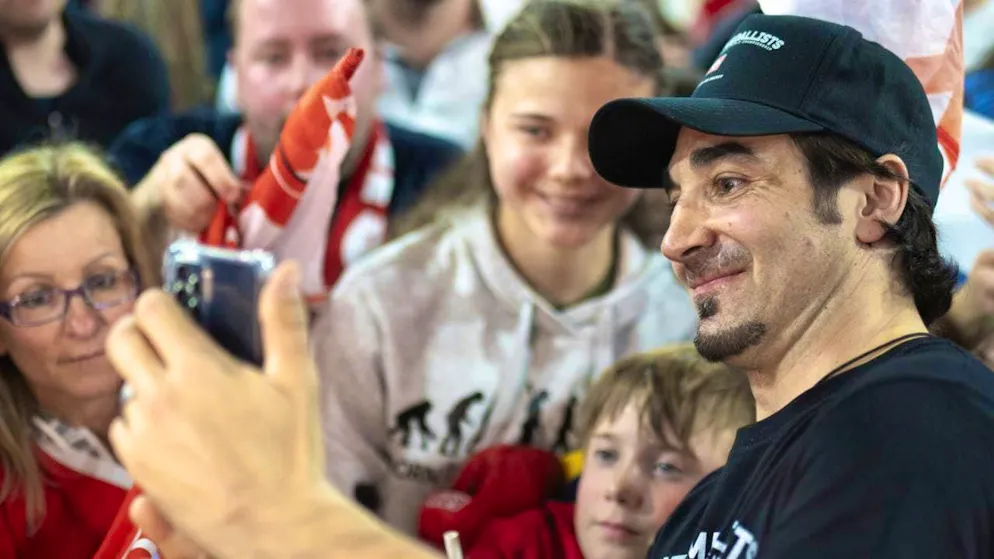 Andres Ambühl ha dovuto asciugarsi le lacrime durante il ricevimento a Kloten, ma poi è riuscito a sorridere di nuovo.